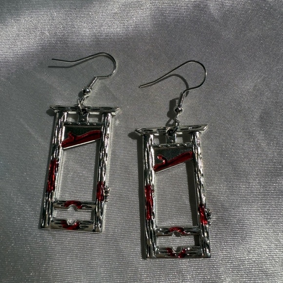 Halloween partgothic jewelery
Bloody guillotine Silver and RedDangle Earrings - Picture 5 of 5